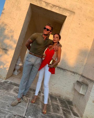 Top largo rojo con encaje usado por Victoria Beckham el @victoriabeckham 7 de agosto de 2019