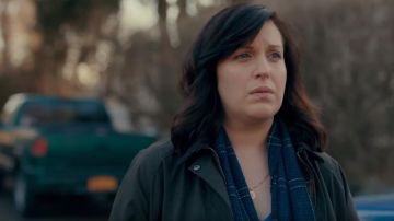 Foulard bleu avec des lignes blanches portées par Jo (Allison Tolman) en Émergence (Saison 1)