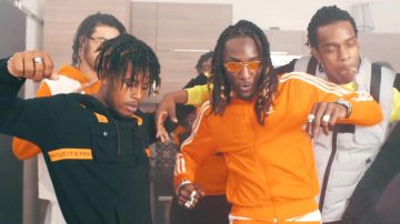 La chaqueta adidas naranja original de Kodes en su video musical Mechant Méchant 