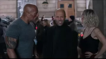 Le t-shirt gris porté par Hobbs (Dwayne Johnson) dans le film Fast & Furious : Hobbs & Shaw