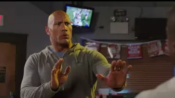 Le sweatshirt à capuche gris porté par Bob Stone (Dwayne Johnson) dans Agents Presque Secrets