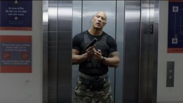 Los pantalones militares de camuflaje que lleva Bob Stone (Dwayne Johnson) en Almost Secret Agents