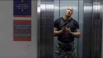 Le t-shirt noir porté par Bob Stone (Dwayne Johnson) dans Agents Presque Secrets