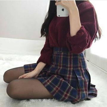 The sweater bordeaux on the account Instagram of @grunge.teensxx