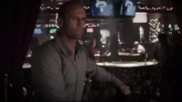 La chemise grise portée par Nick Wild (Jason Statham) dans Joker
