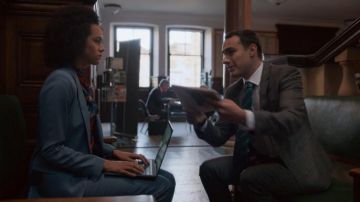 Reiss Etta Pantalon en Bleu Marine porté par Maya (Nathalie Emmanuel) dans Quatre Mariages et un Enterrement (Saison 01 Épisode 04)