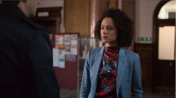 Reiss Clarisse Plume Haut Imprimé porté par Maya (Nathalie Emmanuel) dans Quatre Mariages et un Enterrement (Saison 01 Épisode 04)