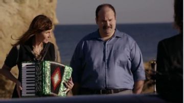 Alice + Olivia Noir Gilet sans Manches porté par Gail Klosterman (Mary Steenburgen) dans Le Dernier Homme sur la Terre (Saison 02, Épisode 12)