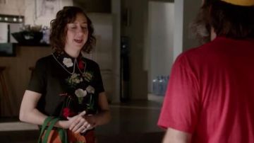 Vivetta Noir Floral Brodé à Collier Chemisier porté par Carol Pilbasian (Kristen Schaal) dans Le Dernier Homme sur la Terre (Saison 02 Episode 13)