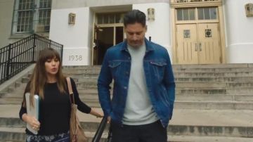 Chaqueta azul vaquero usada por Sonny Stano (Joe Manganiello) en BOTTOM OF THE 9TH (Tráiler)