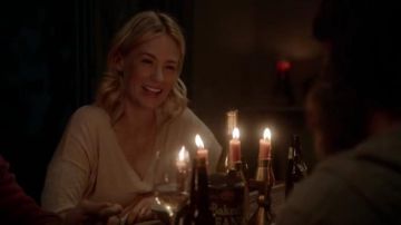 Collar colgante Dogeared Circle usado por Melissa Chartres (January Jones) en The Last Man on Earth (Temporada 02 Episodio 14)