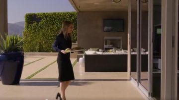 Karen Millen Pencil Black Skirt. worn by Jen Harding (Christina Applegate) in Dead to Me (Season 01 Episode 10)