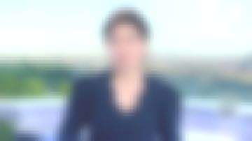 La robe bleu marine courte portée par Nabila Tabouri dans Télématin du 8 août 2019