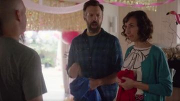 Boutique Moschino Noir et Blanc Bow Impression débardeur porté par Carol Pilbasian (Kristen Schaal) dans Le Dernier Homme sur la Terre (Saison 02 Episode 16)