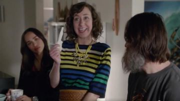 Karen Millen Rainbow Stripe Top porté par Carol Pilbasian (Kristen Schaal) dans Le Dernier Homme sur la Terre (Saison 02 Episode 16)