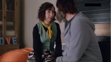 Chemisier noir avec Jaune Règle de Cou Cravate portée par Carol Pilbasian (Kristen Schaal) dans Le Dernier Homme sur la Terre (Saison 02, Épisode 18)