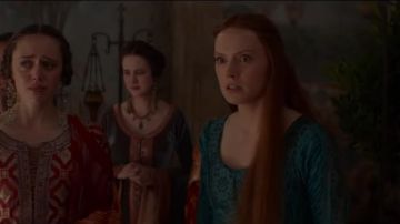 Vestido bordado floral de manga larga usado por Ofelia (Daisy Ridley) en Ofelia