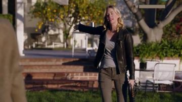 Chaqueta de cuero negro de Todos los Santos usada por Melissa Chartres (January Jones) en The Last Man on Earth (Temporada 02 Episodio 18)