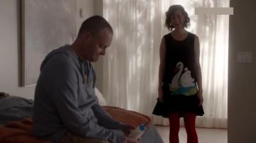 Viktor & Rolf Swan Imprimée, Robe sans Manches, portée par Carol Pilbasian (Kristen Schaal) dans Le Dernier Homme sur la Terre (Saison 02, Épisode 18)
