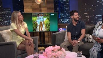 Balenciaga Square Knife sandalias de cuero adornadas con lazo usadas por Morgan Stewart en E! Noticias AGOSTO 6, 2019