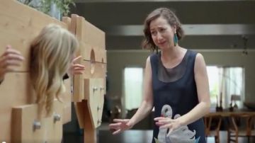 Viktor & Rolf Swan Imprimée, Robe sans Manches, portée par Carol Pilbasian (Kristen Schaal) dans Le Dernier Homme sur la Terre (Saison 03 Episode 01)