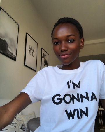 T shirt blanc imprimé "je vais gagner" de Herieth Paul sur @heriethpaul
