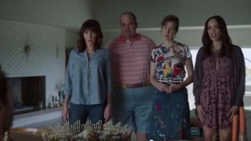 Tibi Denim High Waisted Midi Floral Brodé Jupe portée par Carol Pilbasian (Kristen Schaal) dans Le Dernier Homme sur la Terre (Saison 03 Episode 01)