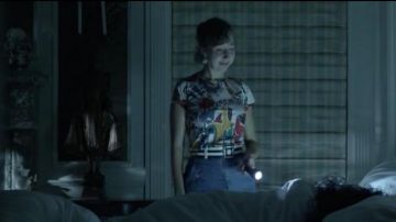 Tibi Denim High Waisted Midi Floral Brodé Jupe portée par Carol Pilbasian (Kristen Schaal) dans Le Dernier Homme sur la Terre (Saison 03 Épisode 02)