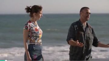 Tibi Denim High Waisted Midi Floral Brodé Jupe portée par Carol Pilbasian (Kristen Schaal) dans Le Dernier Homme sur la Terre (Saison 03 Épisode 03)
