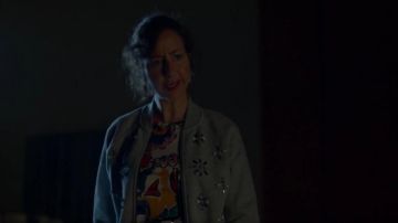 République bananière Gris Agrémenté Bijou Blouson porté par Carol Pilbasian (Kristen Schaal) dans Le Dernier Homme sur la Terre (Saison 03 Épisode 03)