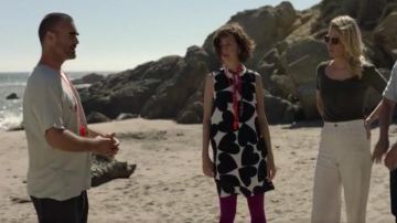 Cece sans Manches en Noir et Blanc Mini Robe portée par Carol Pilbasian (Kristen Schaal) dans Le Dernier Homme sur la Terre (Saison 03 Épisode 03)
