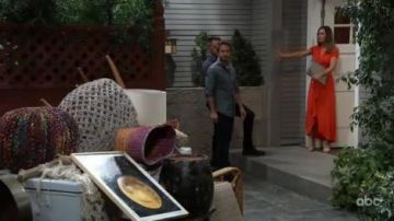 Michael Kors Vestido Maxi Wrap Rojo de Manga Corta usado por Lucy Coe (Lynn Herring) visto en el Hospital General 05 de agosto de 2019