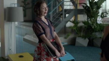 Diane Von Furstenberg Orange et Marine le Bouton vers le Bas Knit Short Sleeve Shirt porté par Carol Pilbasian (Kristen Schaal) dans Le Dernier Homme sur la Terre (Saison 03 Episode 06)