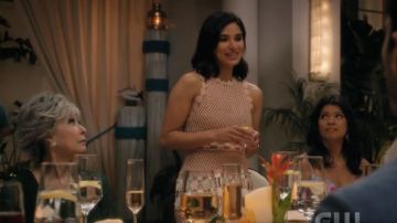 La túnica rosa de Lina (Diane Guerrero) dans Jane the Virgin (Saison 05 Episodio 19)