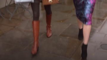 Prada Suede Ankle Purple Boots usado por Ainsley (Rebecca Rittenhouse) en Four Weddings and a Funeral (Temporada 01 Episodio 01)