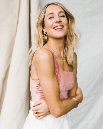 El traje de baño de terciopelo rosa de una sola pieza que lleva Charlene en su cuenta de Instagram @thebabooshka