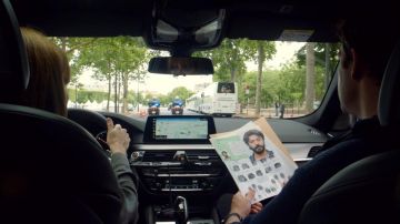 L'esplanade parisienne dans le trajet en voiture dans la série Jack Ryan (Saison 01 Episode 03)