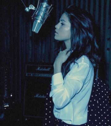 The white shirt worn by Selena Gomez on his account Instagram @selenagomez