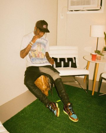 Les sneakers Nike Dunk Hi Undefeated de Travis Scott sur son compte Instagram @travisscott