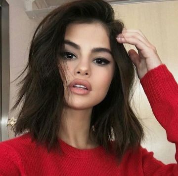 Le pull rouge de Selena Gomez sur son compte Instagram @selenagomez