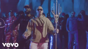 Le sweatshirt gris Balenciaga porté par Alkpote dans son clip Nautilus feat. Kaaris