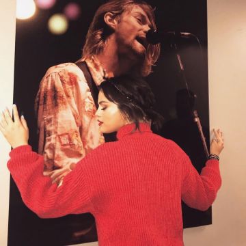 Le pull rouge de Selena Gomez sur son compte Instagram @selenagomez