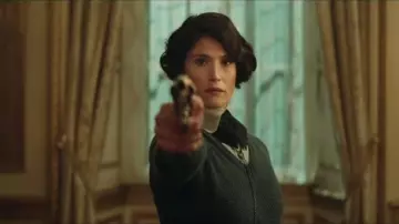 Vert foncé Pull Col V porté par Polly (Gemma Arterton) dans Le Roi de l'Homme