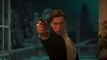 Costume noir porté par Conrad (Harris Dickinson) dans Le Roi de l'Homme