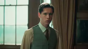 Beige Manches Longues t-Shirt porté par Conrad (Harris Dickinson) dans Le Roi de l'Homme