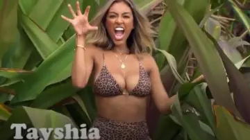 Mahina Bikini Bas de Bikini porté par (Tayshia Adams) en Bachelor dans le Paradis (Saison 06 Episode 02)