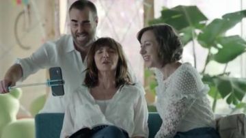 Manches longues en Dentelle Florale à Volants Chemisier porté par Carol Pilbasian (Kristen Schaal) dans Le Dernier Homme sur la Terre (Saison 03 Épisode 07)