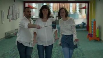 H&M Chambray Denim Tie Up Shorts portés par Carol Pilbasian (Kristen Schaal) dans Le Dernier Homme sur la Terre (Saison 03 Épisode 07)