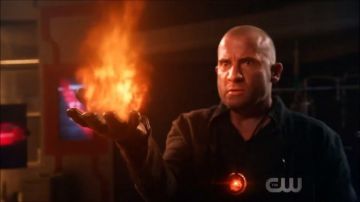 La réplique du Totem du feu porté par Mick Rory (Dominic Purcell) dans DC's Legends of Tomorrow (S03E15)