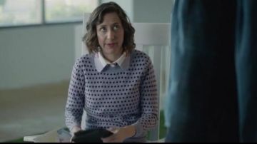 Carven Collier Shirt porté par Carol Pilbasian (Kristen Schaal) dans Le Dernier Homme sur la Terre (Seaosn 03 Episode 08)